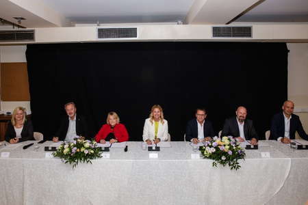 Podpis pogodbe o širitvi ZD Domžale; foto: Eva Žurbi 